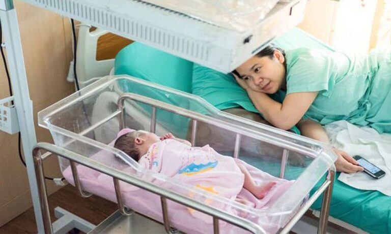 Ibu baru merawat diri dan bayi setelah melahirkan, menjaga kesehatan fisik dan mental